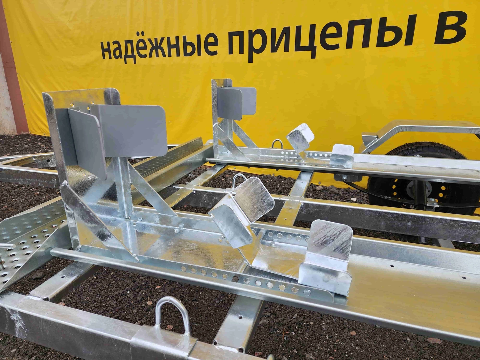 Одноосный прицеп специального назначения без тормоза ЛАВ 81012 Мото R13 Одноосный прицеп специального назначения без тормоза ЛАВ 81012 Мото R13